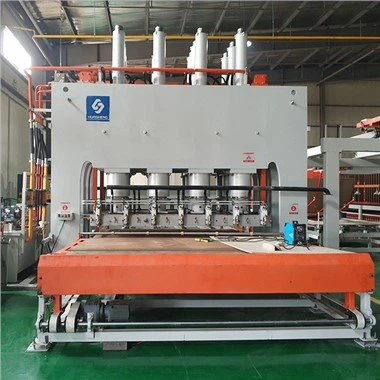 Laminovací lis s krátkým cyklem